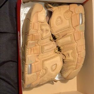 Nike air more uptempo shoe